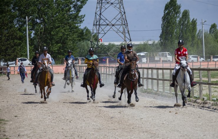 Kütahya’da rahvan at yarışları heyecanı