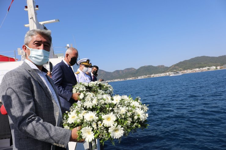 Marmaris’te deniz şehitleri anısına denize çelenk bırakıldı