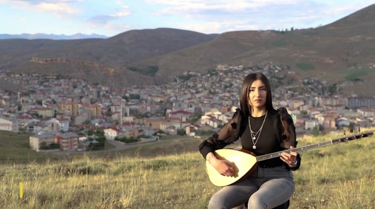 Bayburt’ta öğretmenler çocuklar için türkü söyledi