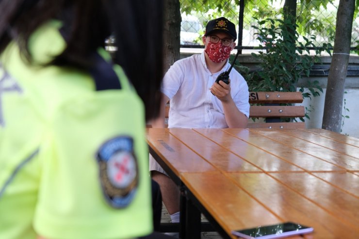 Down sendromlu gencin polislerle tanışma hayali gerçek oldu