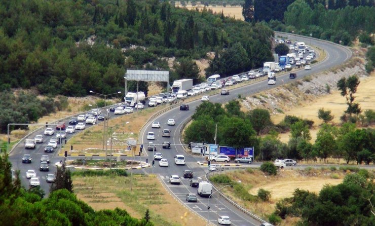 Aydın’da başlayan araç kuyruğu Muğla’ya kadar devam etti