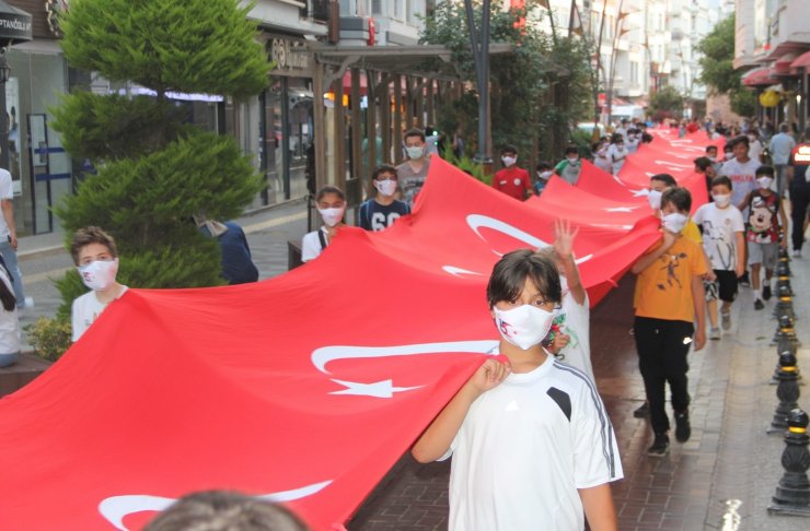 Sinop’ta demokrasi yürüyüşünde 120 metrelik Türk bayrağı açıldı