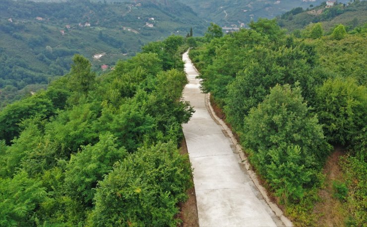 Altınordu’da beton yol seferberliği sürüyor