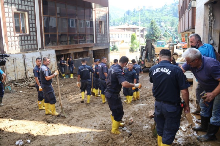 Selin vurduğu Rize’nin Güneysu ilçesinde jandarma ekipleri temizlik çalışmalarına destek veriyor