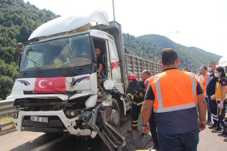 Tıra çarpan kamyonun sürücüsü sıkıştığı yerden 1 saatte kurtarıldı