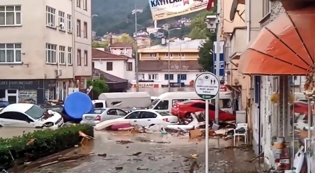 Sel felaketinin vurduğu Bozkurt’ta çatılarda kurtarılmayı bekleyenler var