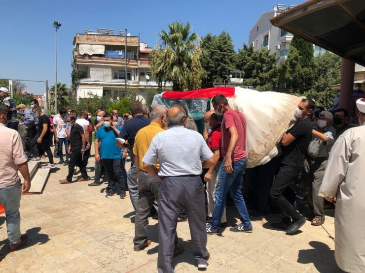 Kalbine yenilen sağlık çalışanı son yolculuğuna gelinlikle uğurlandı