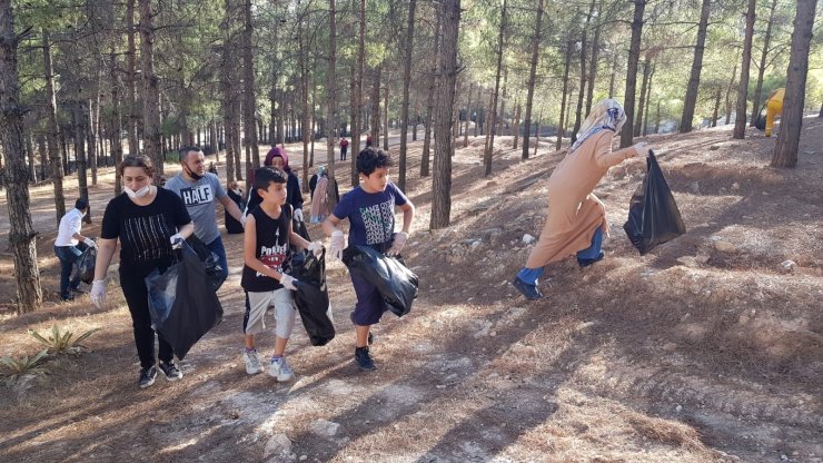 Öğretmen, öğrenci ve veliler ormanda temizlik yaptı