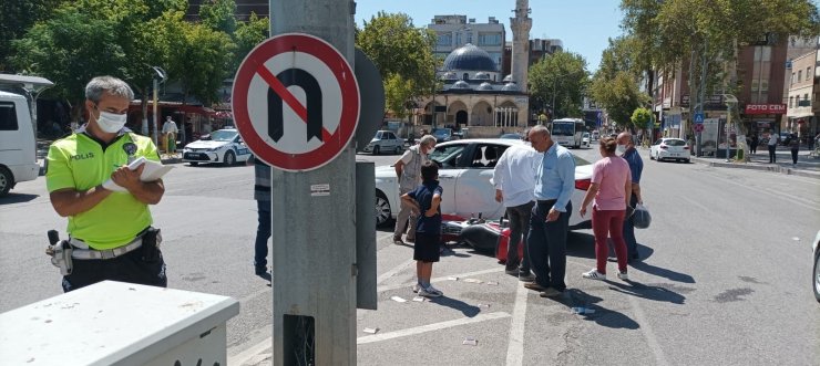 ’U’ dönüşü kazaya neden oldu: 2 yaralı