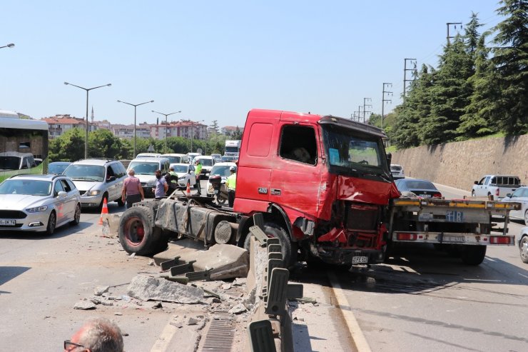 Otomobile çarpmamak için manevra yapan tır karşı şeride geçti