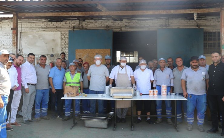 Başkan yardımcılarından belediye personeline aşure ikramı