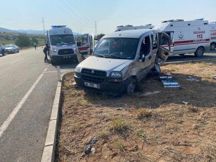 Ambulans ile hafif ticari araç çarpıştı: 7 yaralı