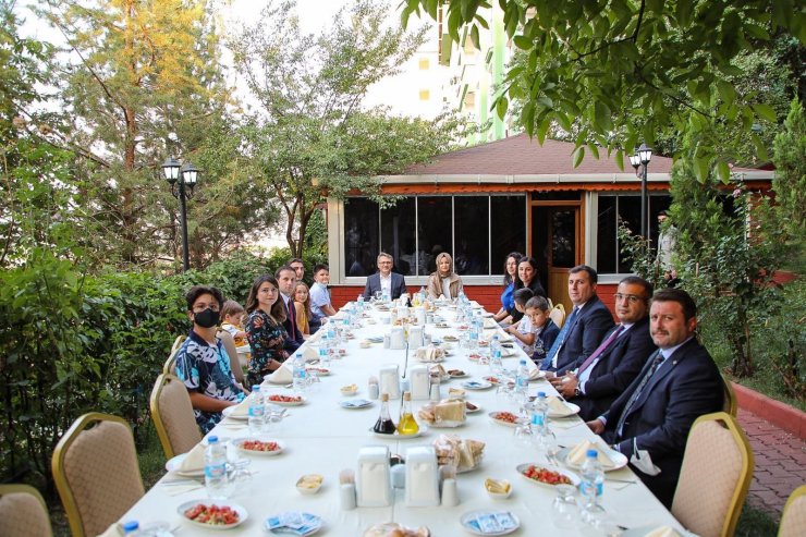 Bingöl’den tayini çıkan kaymakamlara veda yemeği