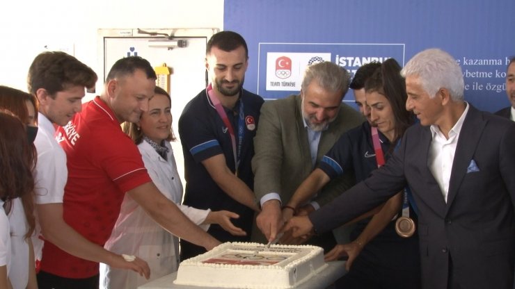 Tokyo şampiyonu milli sporcular Nene Hatun gemisiyle boğaz turunda buluştu