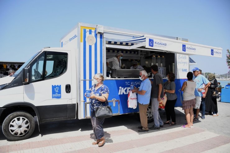 Kuşadası Belediyesi’nden 7 bin kişiye aşure ikramı