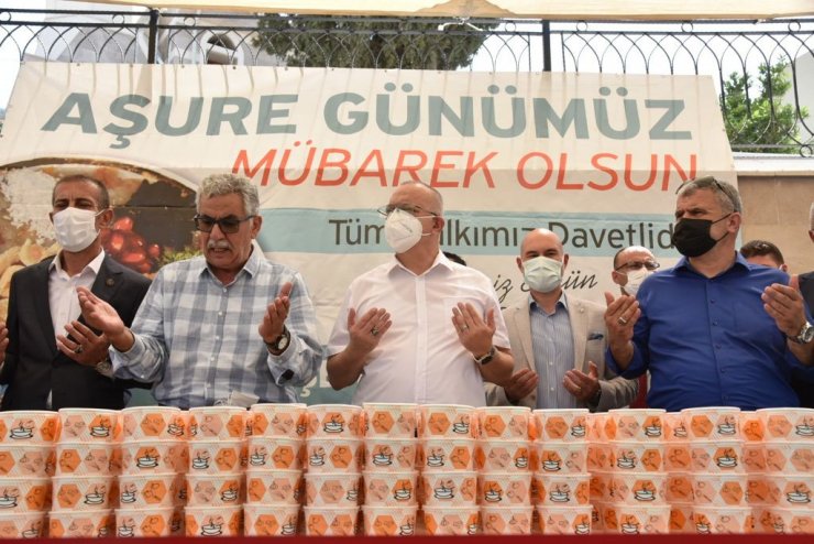 Başkan Ergün vatandaşlarla buluştu, aşure ikram etti