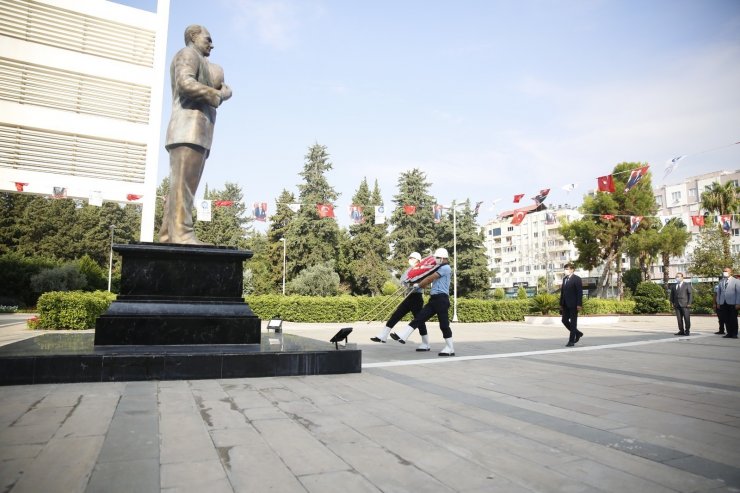 Büyükşehir Belediyesi önünde çelenk koyma töreni