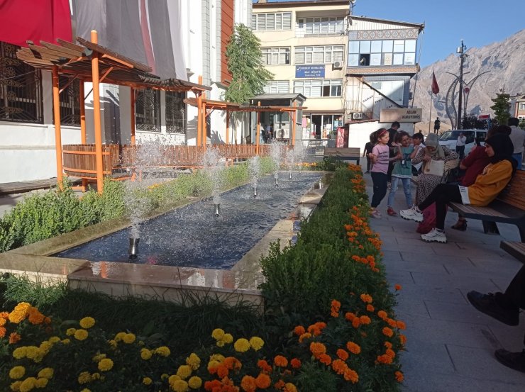 Yenilenen fıskiyelerle Hakkari rengarenk oldu