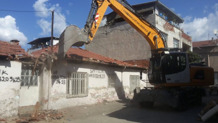 Osmangazi’de metrûk bina temizliği