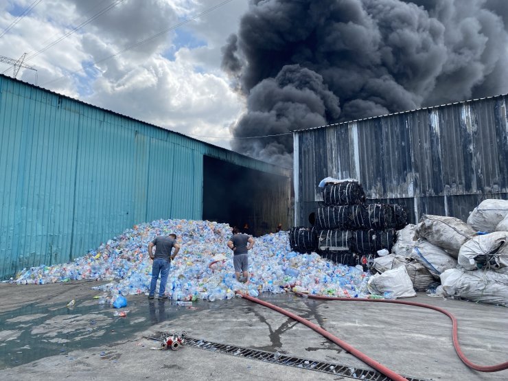 Plastik fabrikasına çıkan, palet üretim tesisine de sıçrayan yangın kontrol altına alındı