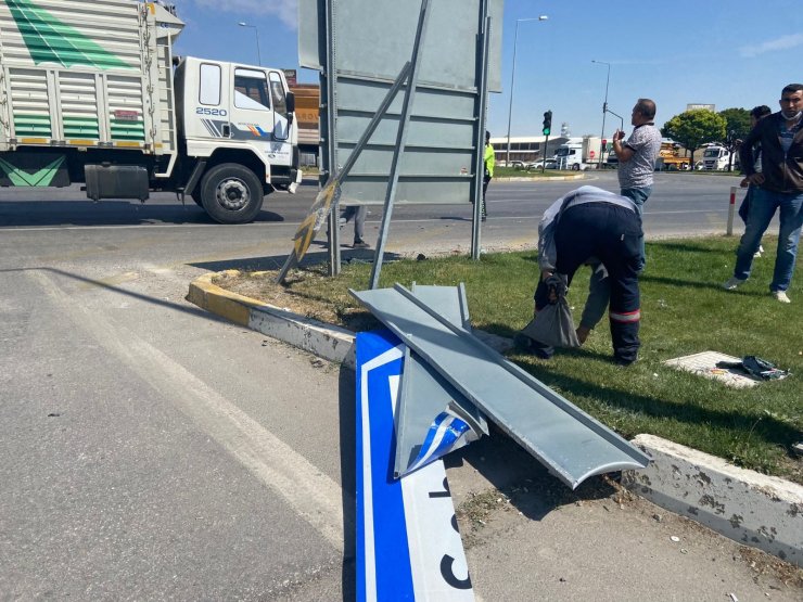 Kamyonun çarptığı minibüs yön tabelasını yıkıp, kaldırıma çıkarak durabildi