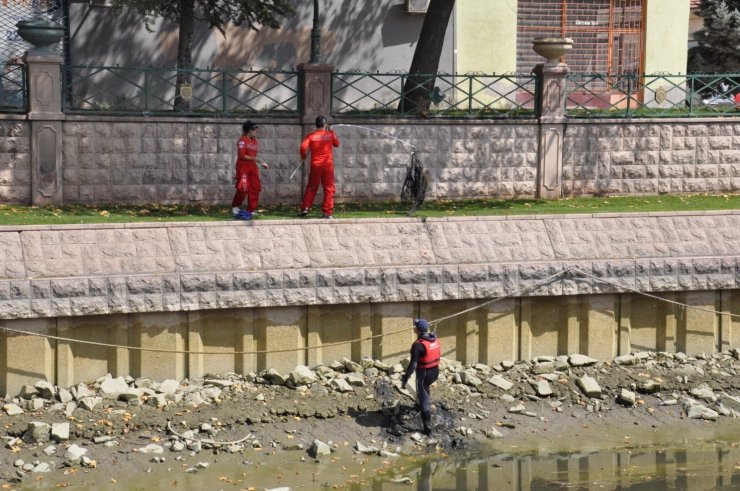 Porsuk Çayı’nda sular çekildi, kirlilik ortaya çıktı