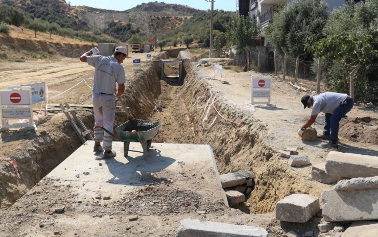 Turgutlu Belediyesi ekipleri kentin birçok noktasında çalışmalarına devam ediyor