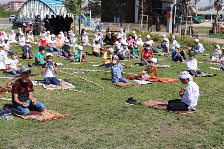 Çocuklar Millet Bahçesi’nde namaz kıldı