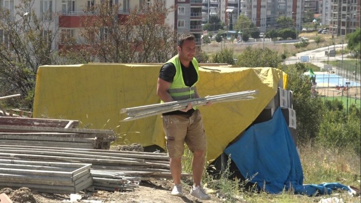 Öğrencilerine ayakkabı alabilmek için inşaatlarda amelelik yapıyor