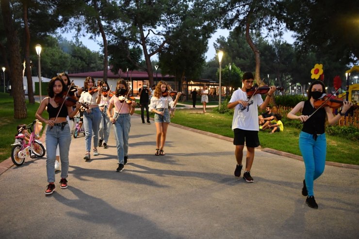 Konyaaltı Oda Orkestrası’ndan ‘flash mob’ etkinliği