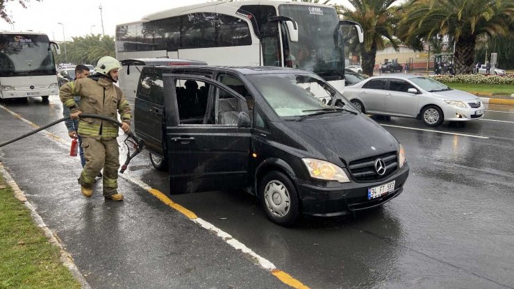 Turistleri almaya giden lüks araç Vatan Caddesi’nde alevlere teslim oldu