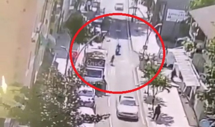 Koşarak yola atlayan kadına motosiklet çarptı: 1 yaralı