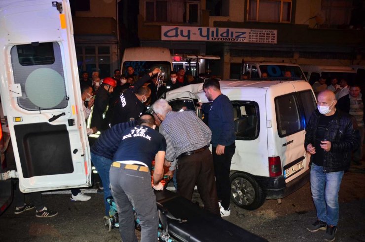 Ambulans ile hafif ticari aracın çarpıştığı kaza kamerada