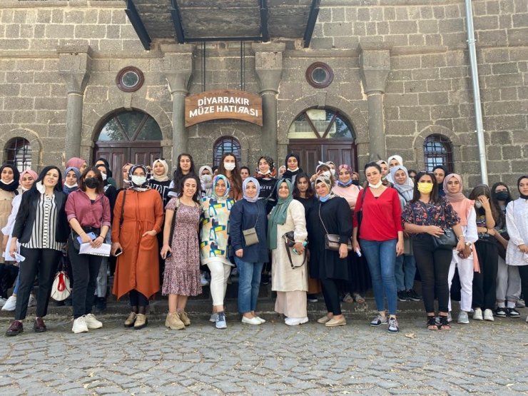 Konukevi Kız Yurdu’nun yeni öğrencileri kenti gezdi