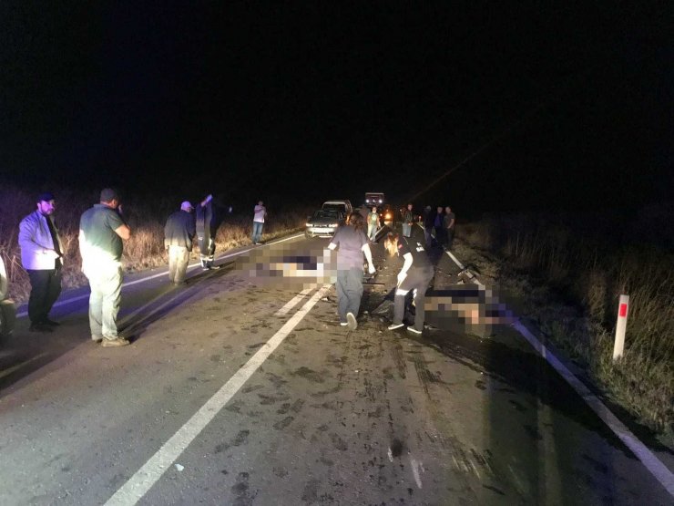 Edirne’de 2 kişinin öldüğü kazada otomobil önce yayalara sonra traktöre çarpmış