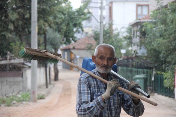 O sokakların 87’lik temizlik gönüllüsü