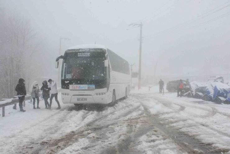 Kartepe’de kar aniden bastırınca araçlar zirveye çıkamadı