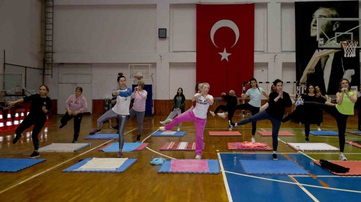 Kuşadası Belediyesi’nden kadınlar için pilates dersi