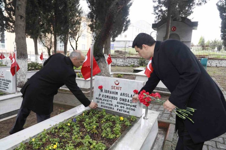 Körfez’de şehit mezarlarına karanfil bırakıldı