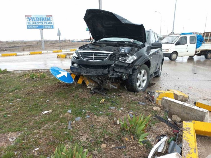 Kavşakta yaşanan kazada ikisi bebek 5 kişi yaralandı