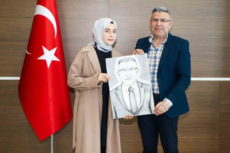 Nişan yüzüklerini takan Başkan Güler’e karakalem portre jesti