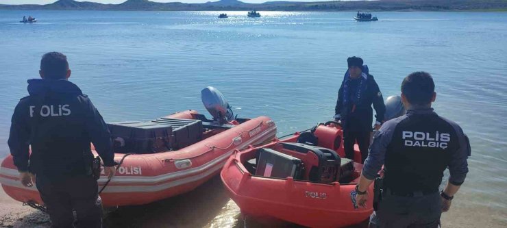 Van polisi, sel bölgesinde arama kurtarma çalışmasına destek verdi