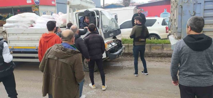 İnşaat malzemesi yüklü kamyonet, tıra arkadan çarptı: 1 yaralı