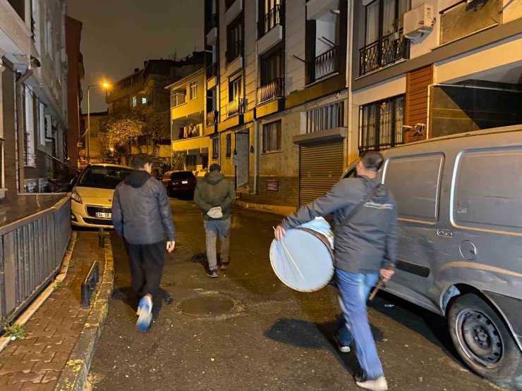 Beyoğlu’nun fenomen Ramazan davulcusu depremzedeler için mani söyledi