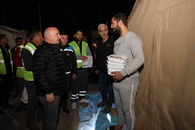 Başkan Bıyık, ilk sahuru depremzedelerle yaptı