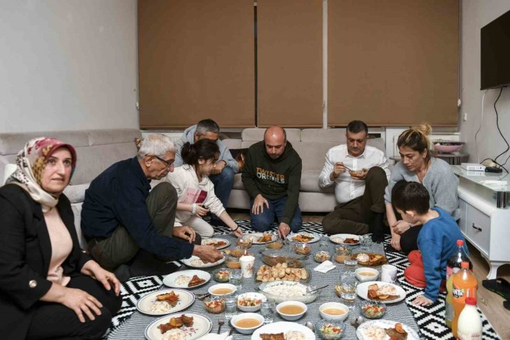 Esenyurt Belediye Başkanı Bozkurt ilk iftarını depremzede aile ile yaptı