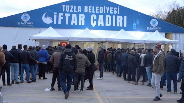 Tuzla Belediyesi’nin Kırıkhan ve Tuzla’daki çadırlarında ilk iftar yapıldı