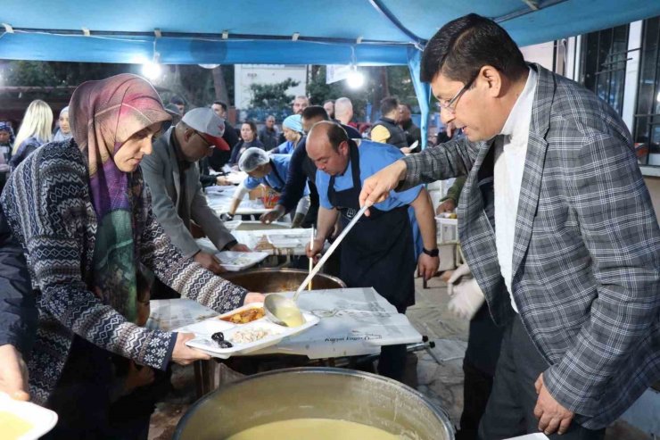 Nazilli Belediyesi’nin iftar sofralarında vatandaşlar bir araya geliyor