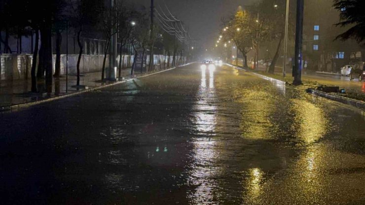 Elazığ’da sağanak etkili oldu, yollar göle döndü