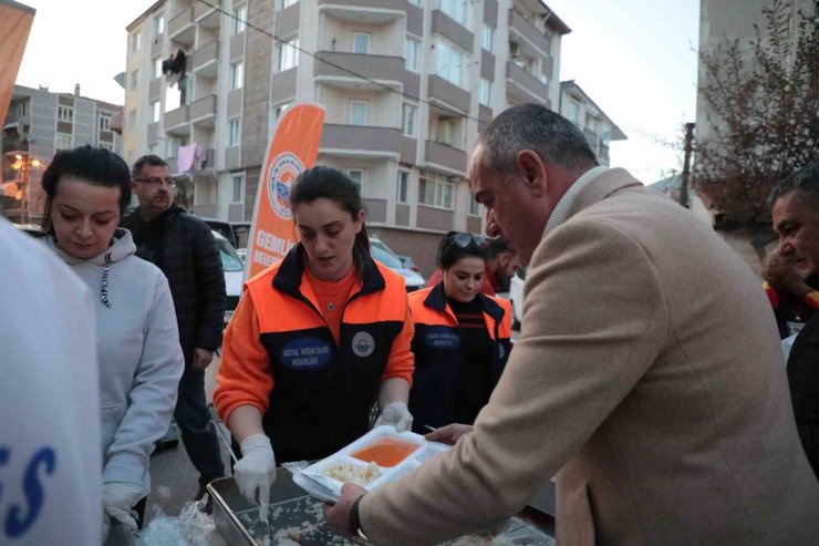 Gemlik Belediyesi binlerce kişiye iftar veriyor